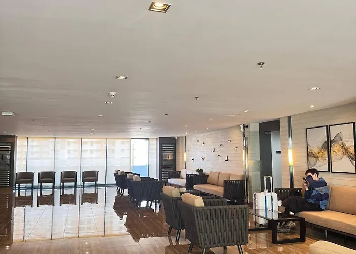 Entire In Makati Center With Fast Wifi